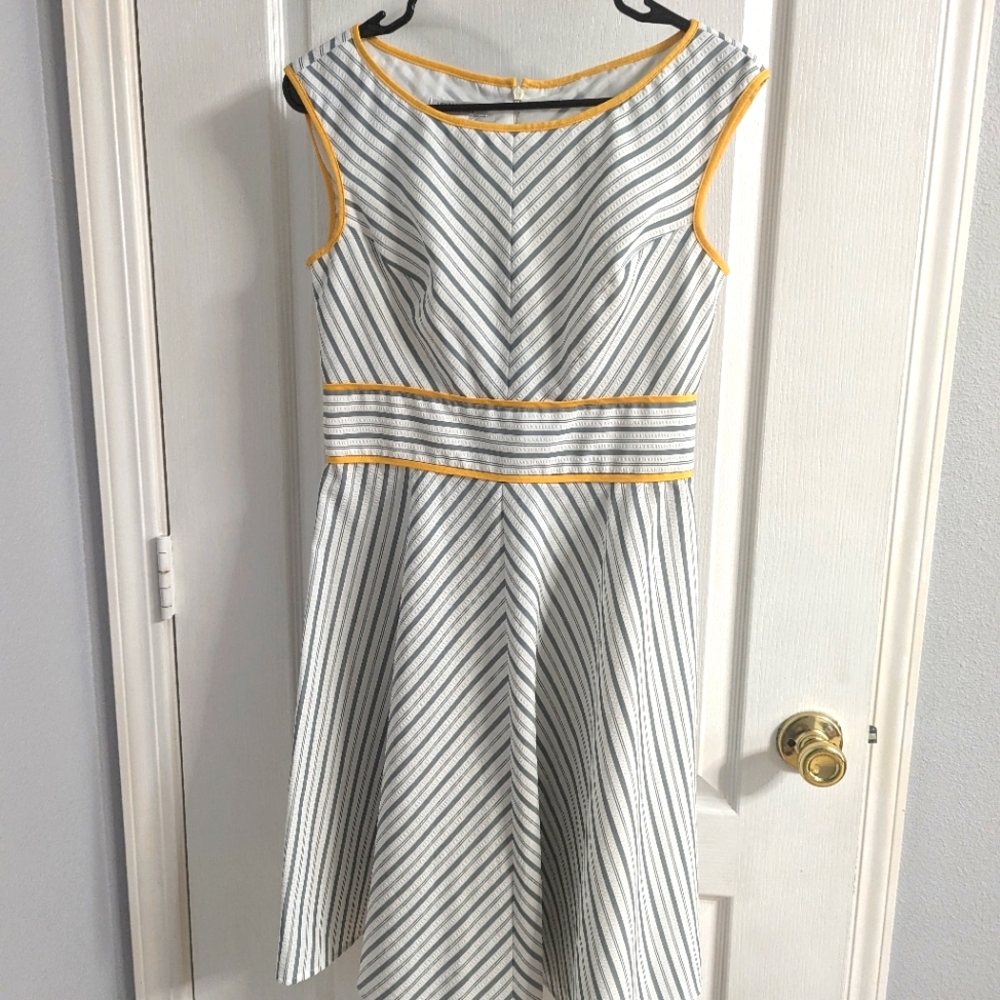 EUC London Style Collection dress size 6